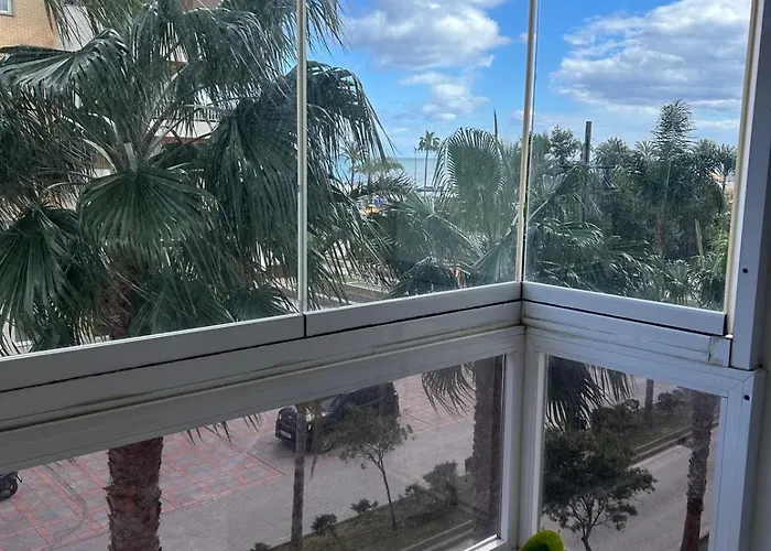 Flat In Pyr شقة فوينخيرولا